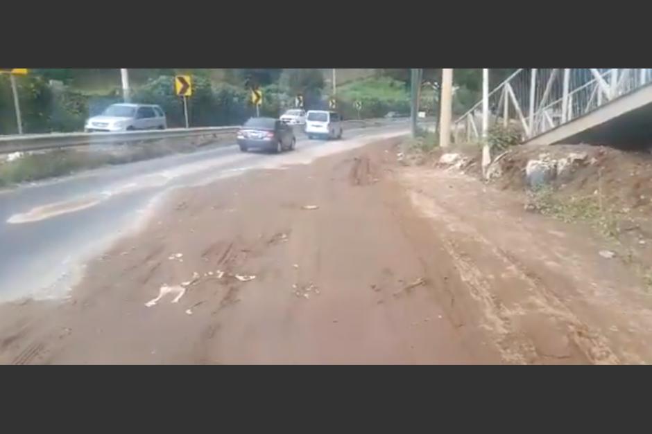 Reportan un nuevo derrumbe en la carretera Interamericana, que ocupa un carril en dirección a occidente. (Foto: Captura de video/Provial)