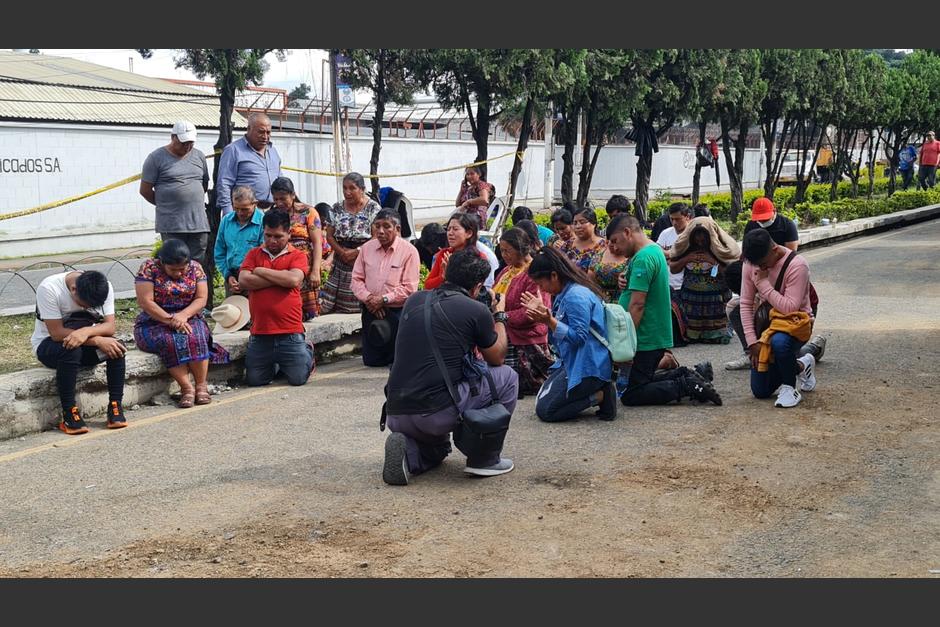 Los familiares de las dos mujeres que permanecen desaparecidas en el agujero en la calzada Concepción, elevaron una oración para que puedan ser localizadas. (Foto: PMT Villa Nueva)