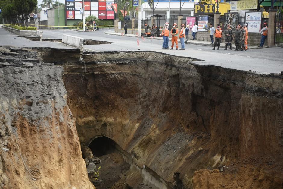Las autoridades contin&uacute;an con las labores de b&uacute;squeda en uno de los agujeros de Villa Nueva. (Foto: Wilder L&oacute;pez/Soy502)
