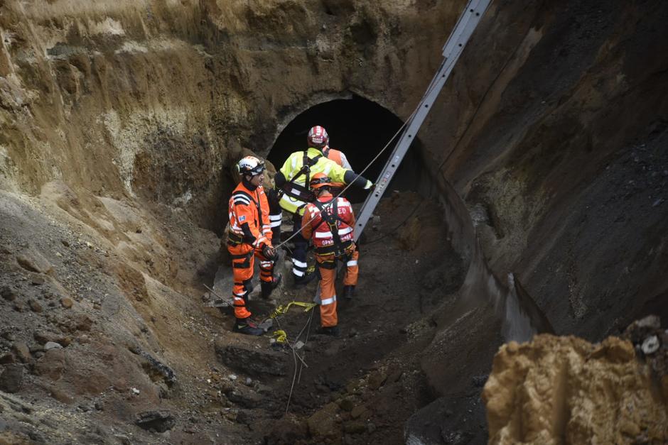Autoridades de gobierno y municipales continúan con los trabajos de búsqueda y rescate en los nuevos agujeros de Villa Nueva. (Foto: Wilder López/Soy502)