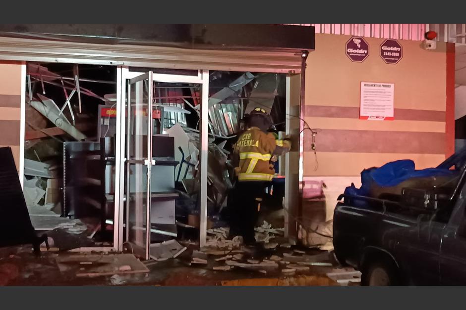 Cuatro personas quedaron soterradas tras un deslizamiento de tierra en un centro comercial en Mixco. (Foto; Bomberos Voluntarios)