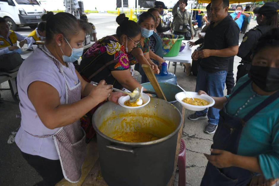 Un grupo de vendedores del Mercado Concepción llegaron con 200 raciones de comida que repartieron a familia y cuerpos de socorro en Viila Nueva. (Foto: Wilder López/Soy502)