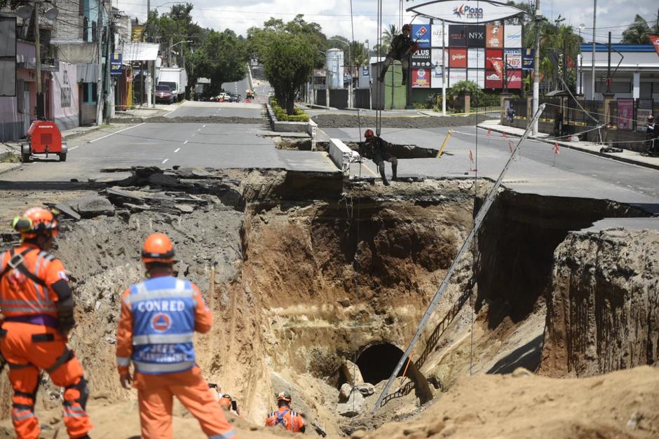 Las fuerzas de rescate se preparan para intervenir con el objetivo de extraer el carro. (Foto: Wilder López/Soy502)