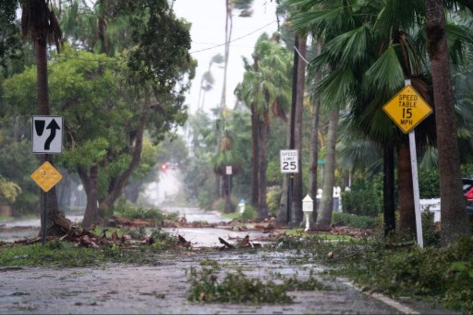 Los escombros de la tormenta ensucian una calle tras el paso del huracán Ian en Sarasota, Florida. Ian tocó tierra esta tarde, con vientos de 150 millas por hora y una marejada ciclónica de 12 pies y dejando sin electricidad a casi 1,5 millones de clientes. (Foto: AFP)