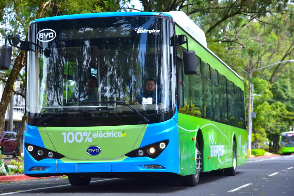 Este bus con capacidad para 81 personas se utiliz&oacute; en la prueba para implementar la L&iacute;nea 5 del Transmetro. (Foto: Fredy Hern&aacute;ndez/Soy502)