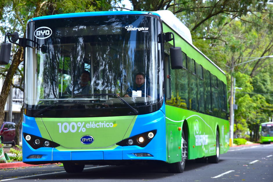 Este bus con capacidad para 81 personas se utilizó en la prueba para implementar la Línea 5 del Transmetro. (Foto: Fredy Hernández/Soy502)