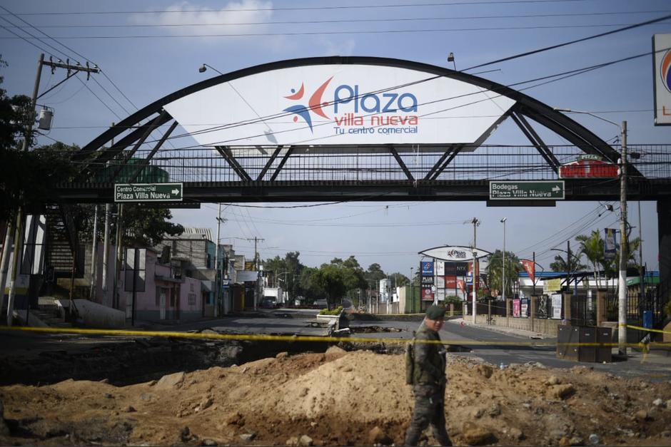 Pasarela frente a Plaza Villa Nueva ser&aacute; retirada para continuar con la b&uacute;squeda de los cuerpos de las desaparecidas. (Foto: Wilder L&oacute;pez/Soy502)