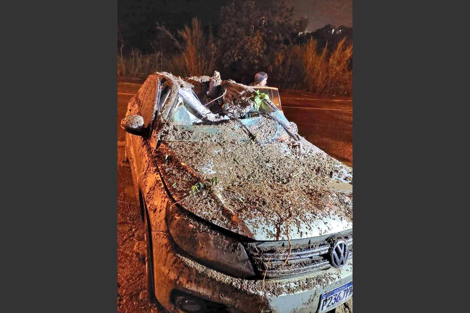Buscan donadores de sangre para una joven que resultó herida cuando una roca cayó sobre el vehículo en el que viajaba en calzada La Paz. (Foto: redes sociales)