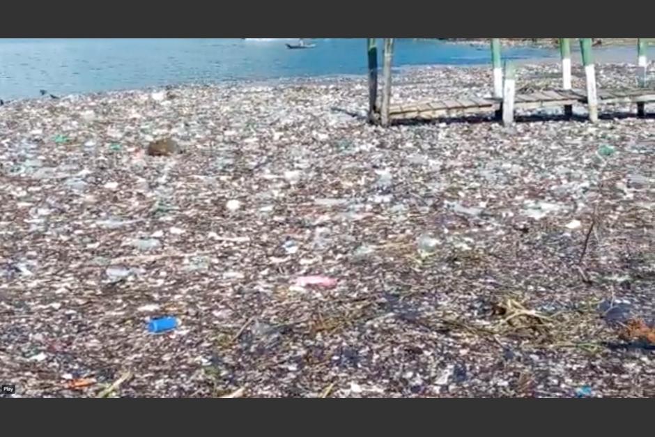 Así se encuentra el Lago de Atitlán, invadido por deshechos plásticos. (Foto: captura de pantalla)