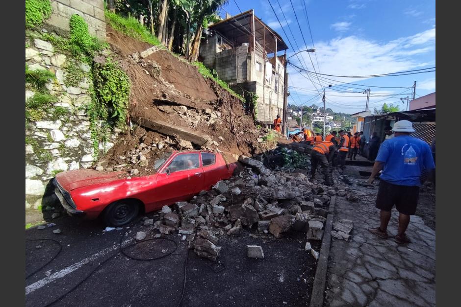 Al menos dos vehículos quedaron soterrados tras la caída de un paredón y tierra en una colonia de la zona 5 de la Ciudad de Guatemala. (Foto: Ejército de Guatemala)