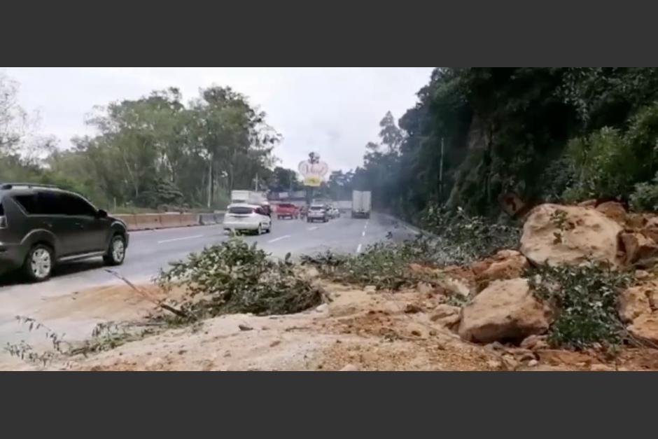 Tres carriles se encuentran bloqueados por un derrumbe que se registró en la subida de Villa Lobos. (Foto: captura de video)