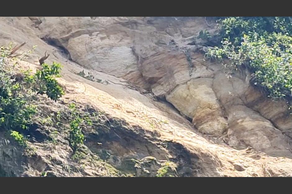 Derrumbe de grandes proporciones podrÃ­a incrementarse por rajaduras en la montaÃ±a en Villa Lobos. (Foto: Captura de Video)