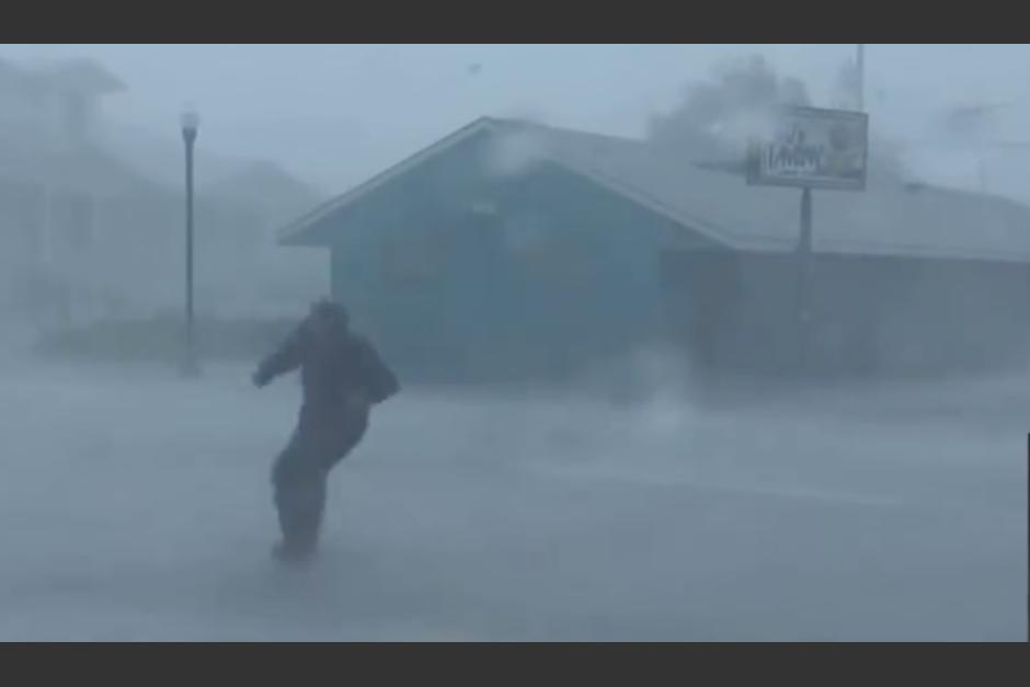 Un reportero se salvó de ser arrastrado por el huracán Ian mientras informaba en vivo. (Foto: captura video)