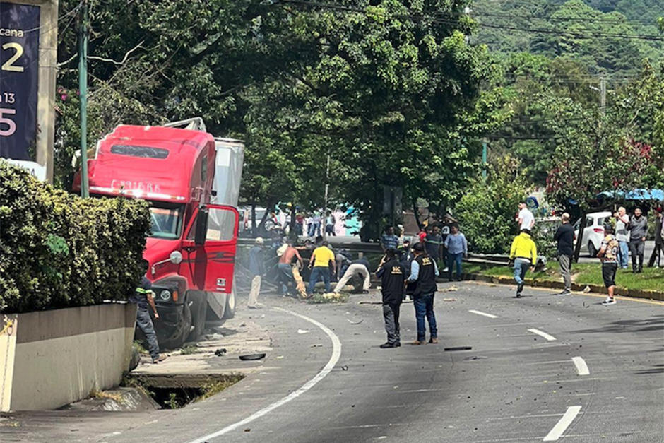 Otro camión sufrió un accidente de tránsito en el kilómetro 19.5 de la ruta Interamericana, con dirección a la ciudad de Guatemala. Es el segundo accidente de la semana en el mismo lugar. (Foto: Municipalidad de Mixco)