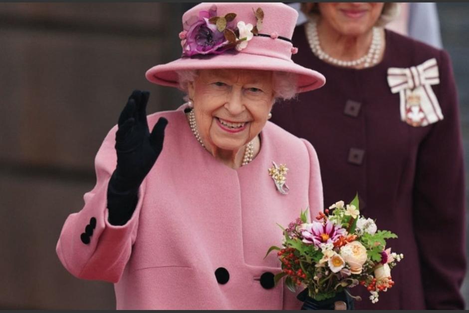 La familia real ha recibido cr&iacute;ticas por el precio de los boletos para visitar la tumba de la reina. (Foto: EL SOL)