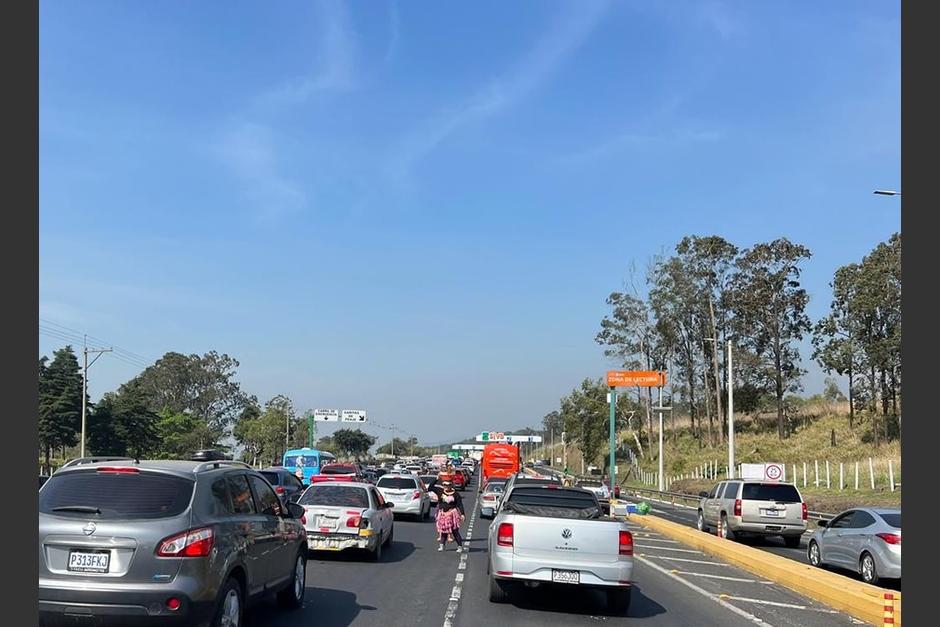 Largas filas de veh&iacute;culos se reportan en la autopista Pal&iacute;n-Escuintla en direcci&oacute;n sur. (Foto: Mi Gente CA)