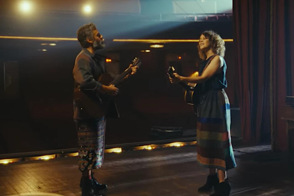 El actor de "Moon Knight" us&oacute; una falda con tejidos de Guatemala en el video junto a Gaby Moreno. (Foto: Luna de Xelaj&uacute;)