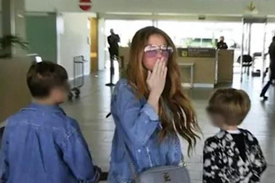 Los medios captaron a la famosa abandonando Barcelona tras 10 años de residir allá. (Foto: Mediaset)