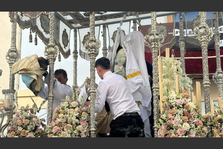 Virgen del Roc&iacute;o se incendia durante recorrido procesional en Domingo de Ramos, en M&aacute;laga, Espa&ntilde;a. (Foto: laopiniondemalaga.es)