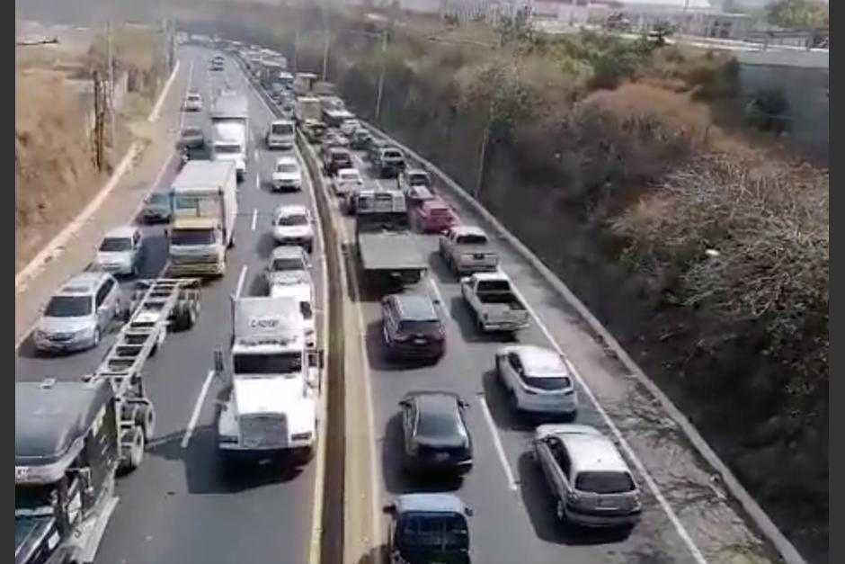 El tr&aacute;nsito se encuentra paralizado en la ruta al Pac&iacute;fico y afecta a los viajeros, debido a un percance vial. (Foto: captura de video)