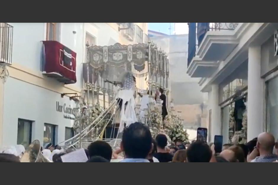 Así fue como sofocaron las llamas del incendio que afectó a la imagen de la Virgen del Rocío, en Málaga, España. (Foto: captura de video)