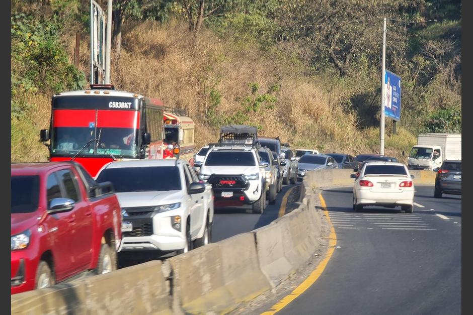 Decenas de veraneantes abandonan la Ciudad de Guatemala y se dirigen al sur del pa&iacute;s. (Foto: PMT de Villa Nueva)