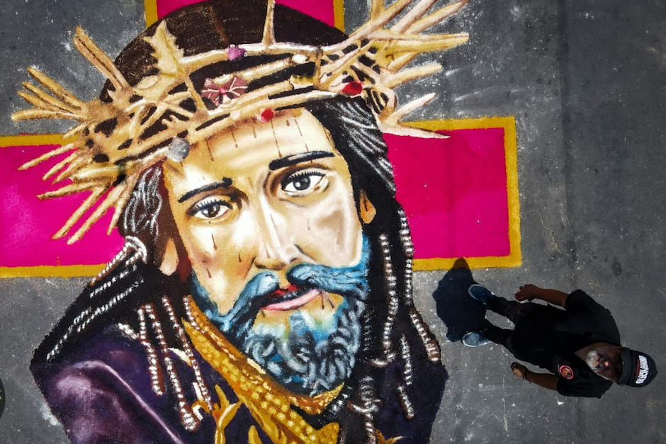 As&iacute; qued&oacute; la alfombra de Colectivo Chucho Callejero. (Foto: Wicho Berd&uacute;o)