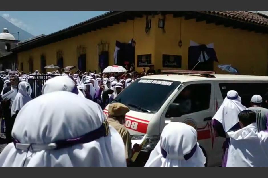 Así se detuvo un cortejo procesional para darle paso a una ambulancia que se dirigía a una emergencia. (Foto: captura de video)