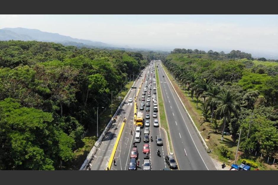Este es el d&iacute;a de la Semana Santa que se espera m&aacute;s veh&iacute;culos circulen por la autopista Pal&iacute;n-Escuintla. (Foto: Archivo/Soy502)