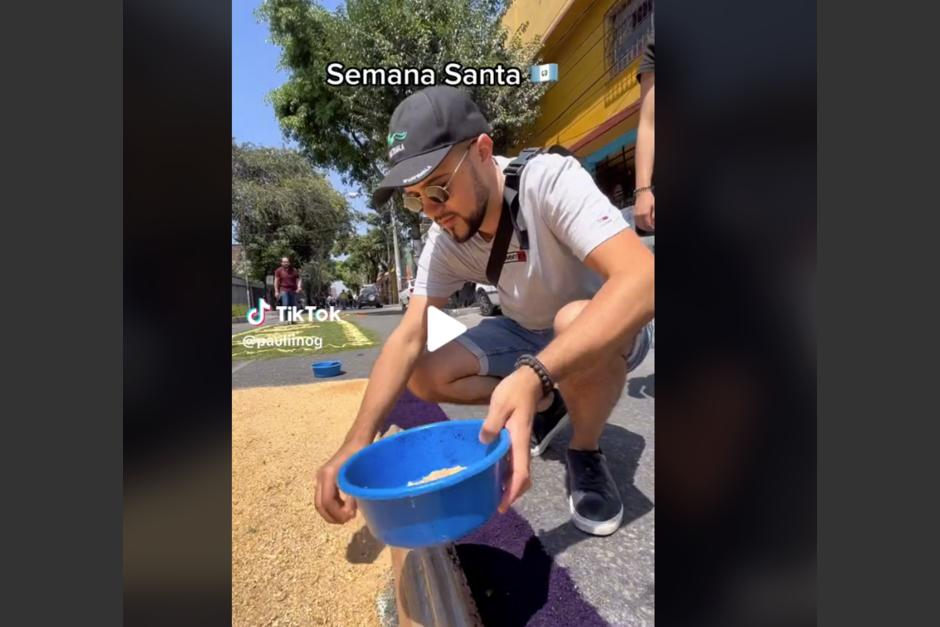 El youtuber Paulino G mostr&oacute; su experiencia por hacer alfombras de aserr&iacute;n en Guatemala. (Foto: captura de pantalla)&nbsp;