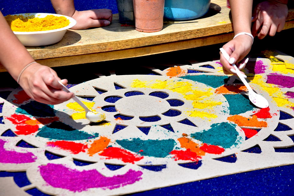 Una alfombra fue destruida por romanos antes del paso de una procesi&oacute;n en Antigua Guatemala. (Foto: Fredy Hern&aacute;ndez/Soy502)