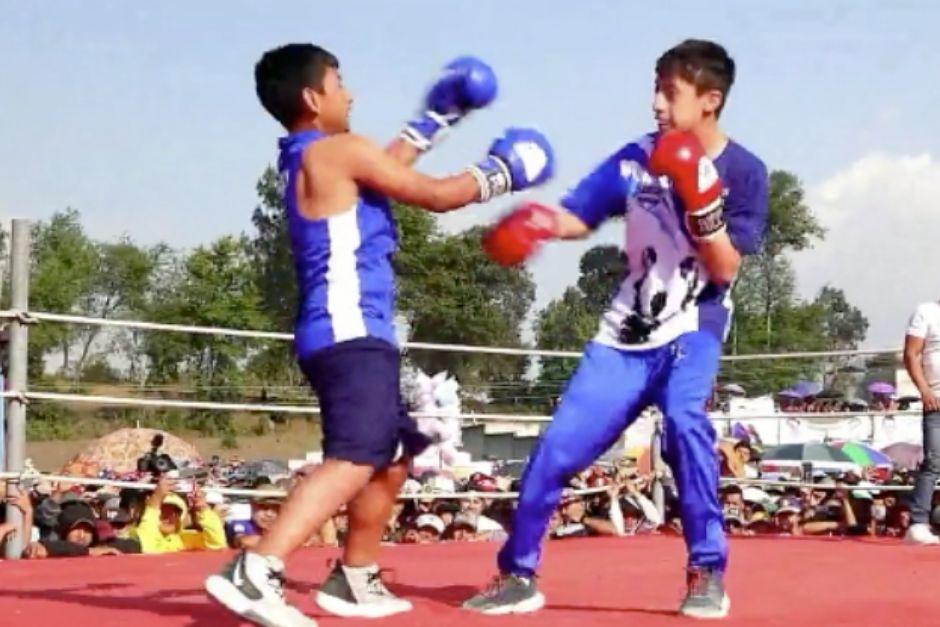 Dos menores de edad se enfrentaron en las peleas a pu&ntilde;o limpio de la aldea Chivarreto. (Foto: Captura de video)