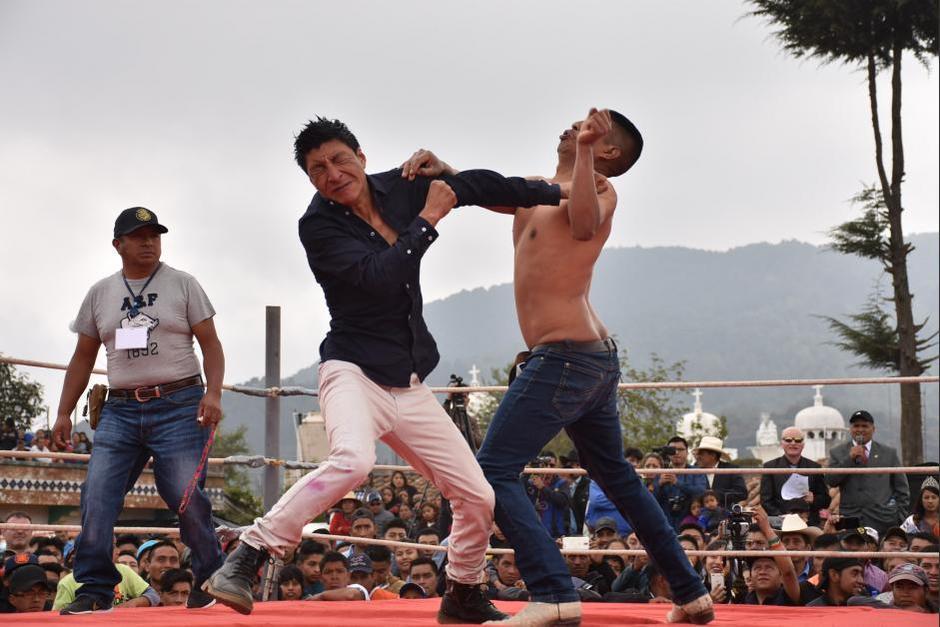 Cada Viernes Santo se celebran las peleas a "pu&ntilde;o limpio" en San Francisco el Alto. (Foto: Archivo/Soy502)