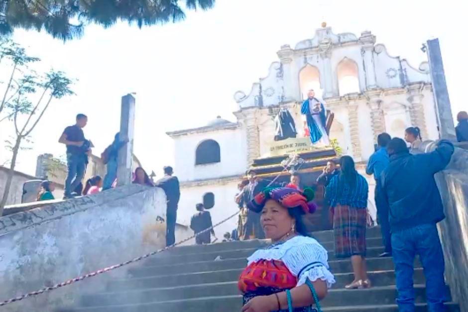 Una gran bajada tienen que librar los cargadores en una iglesia de Chimaltenango. (Foto: captura de video)