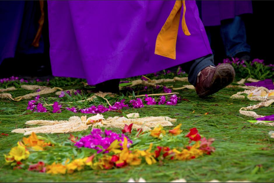 Una ambulancia se abre paso en una procesi&oacute;n por una emergencia. (Foto: Ilustrativa/Shutterstock)&nbsp;
