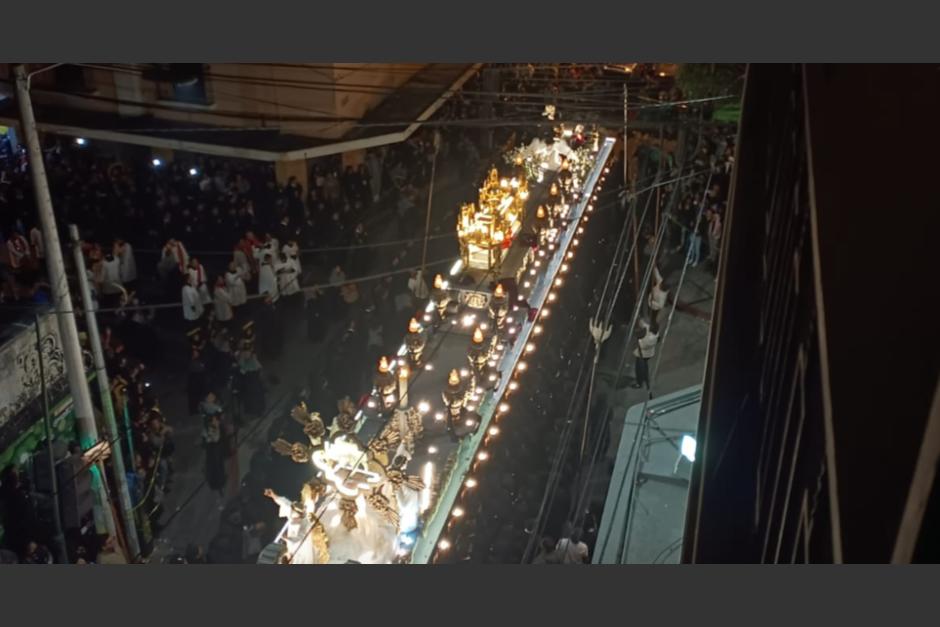 El anda m&aacute;s grande de Guatemala efect&uacute;a giros complicados en las calles de zona 1. (Foto: Gustavo M&eacute;ndez/Soy502)