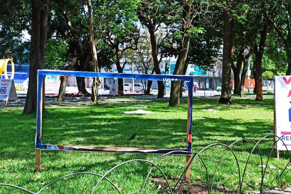 Destruyen propaganda política en la Avenida Reforma