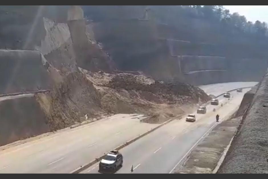 Un derrumbe de grandes proporciones cerr&oacute; el paso por el Libramiento de Chimaltenango. (Foto: Provial)