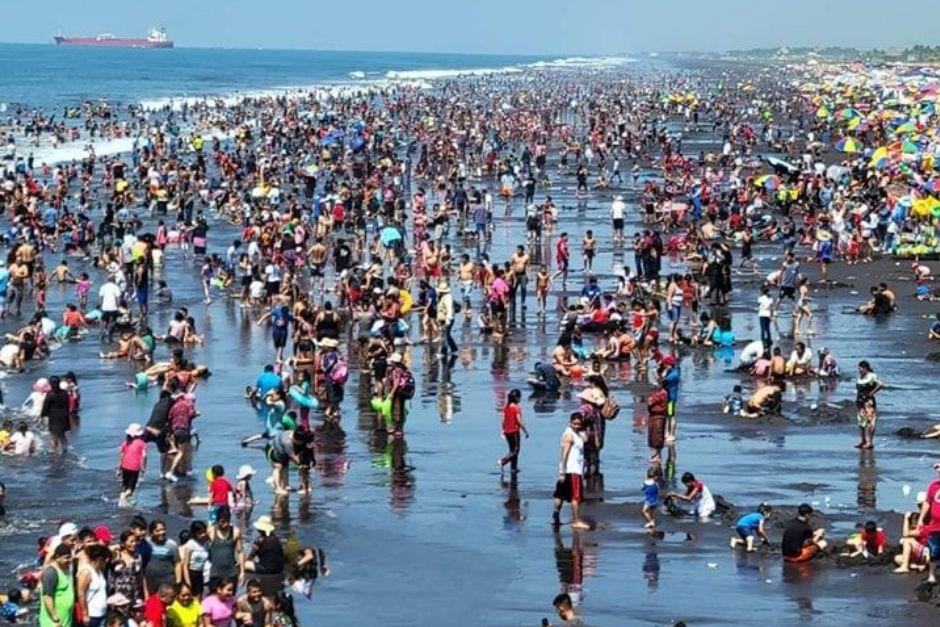 Cientos de personas acudieron al Puerto de San Jos&eacute; en Semana Santa. (Foto: RRSS)