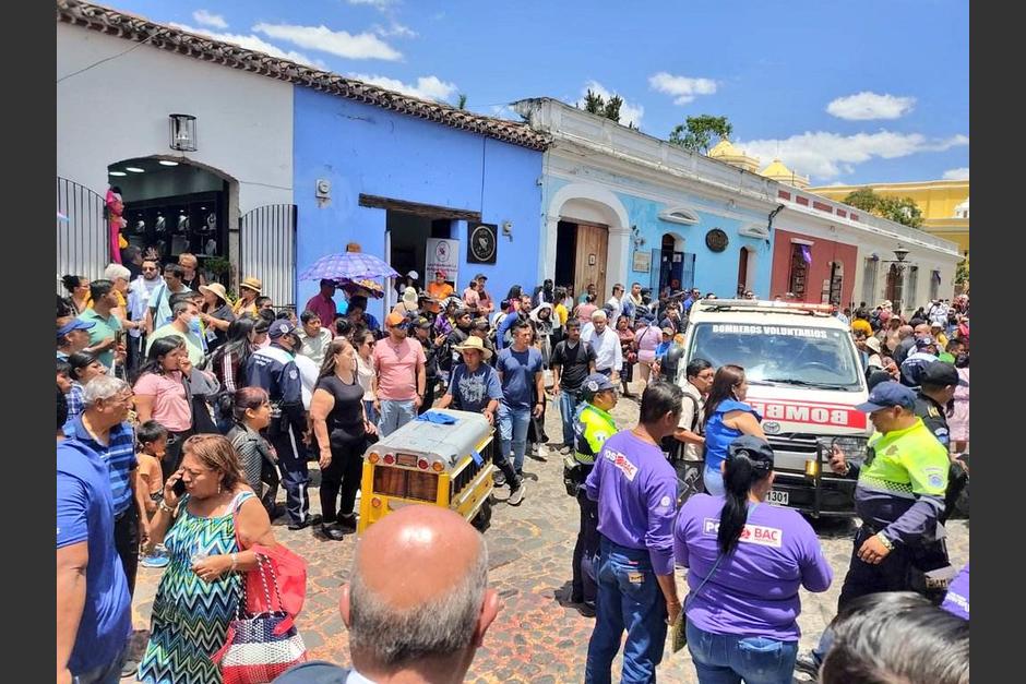 Bomberos Voluntarios de Antigua Guatemala atendieron una emergencia tras la explosi&oacute;n de una bomba previo al paso de una procesi&oacute;n. (Foto: redes sociales)&nbsp;