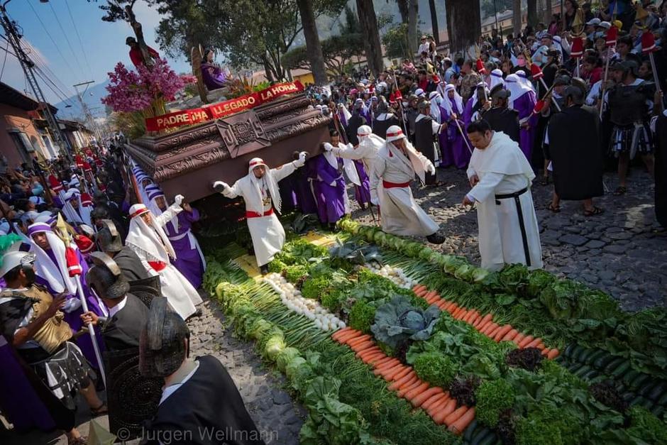 La alfombra de verduras es una tradición de Semana Santa en Antigua Guatemala. (Foto: Jurgen Wellmann)