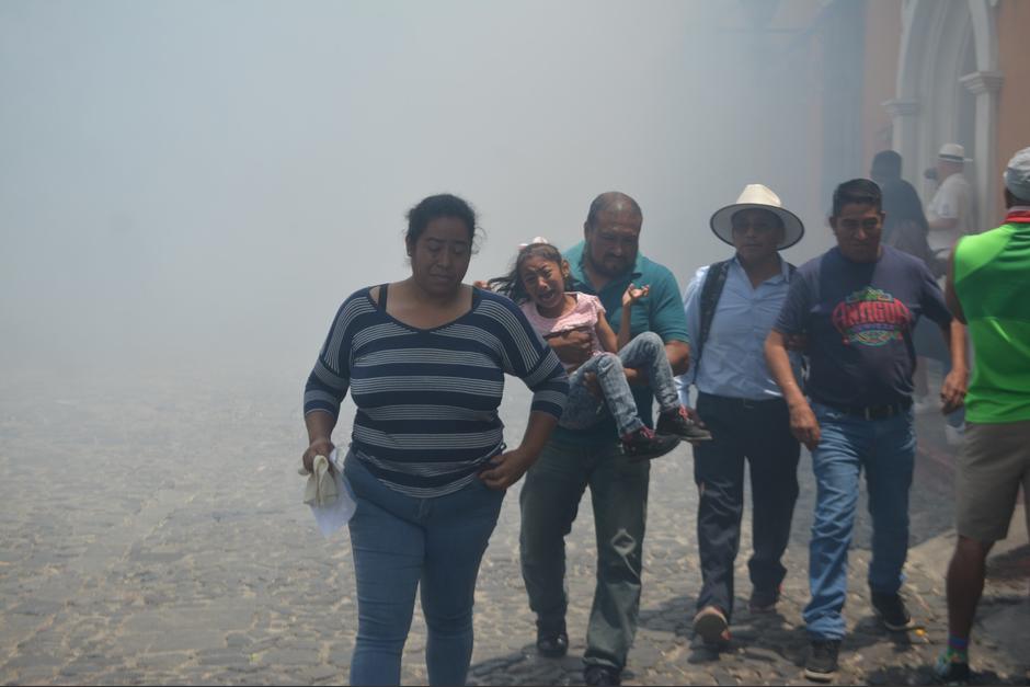 Caos, nerviosismo y personas con heridas leves fue el saldo de una explosi&oacute;n pirot&eacute;cnica en Antigua Guatemala.&nbsp;(Foto cortes&iacute;a: Luis Campos/Soy502)