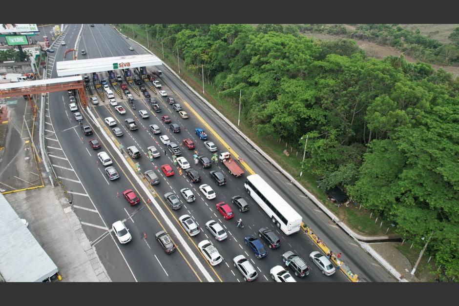 Im&aacute;genes a&eacute;reas muestran la magnitud del tr&aacute;nsito para el retorno de los veraneantes en la Autopista Pal&iacute;n-Escuintla. (Foto: Nuestro Diario)