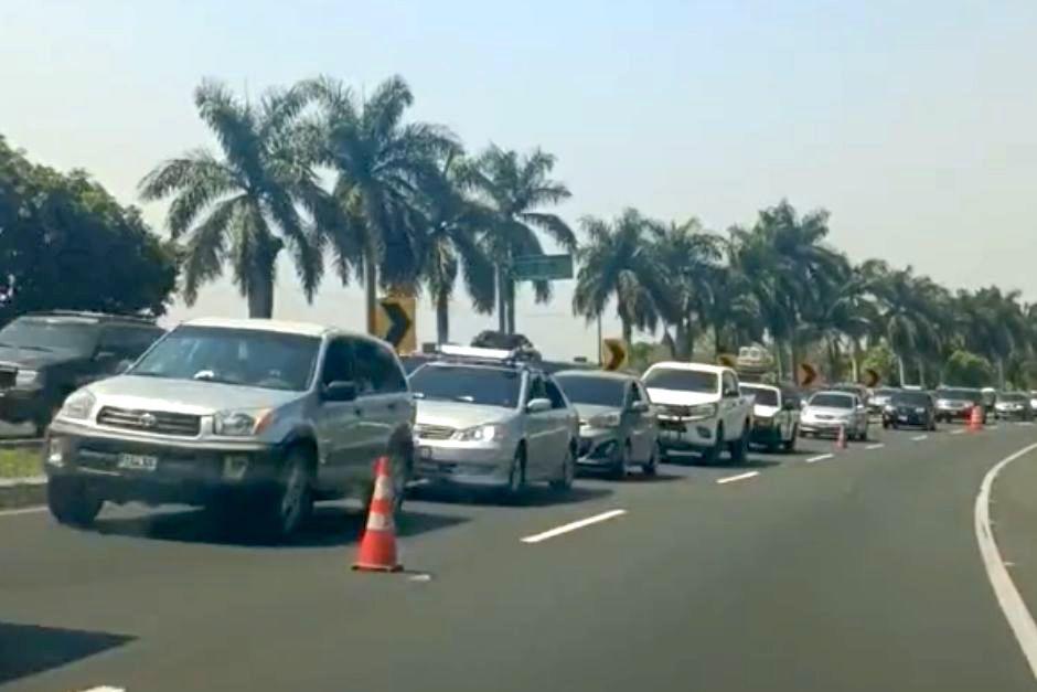 Largas colas para regresar a la ciudad de Guatemala tras descanso de Semana Santa. (Foto: Cortes&iacute;a)