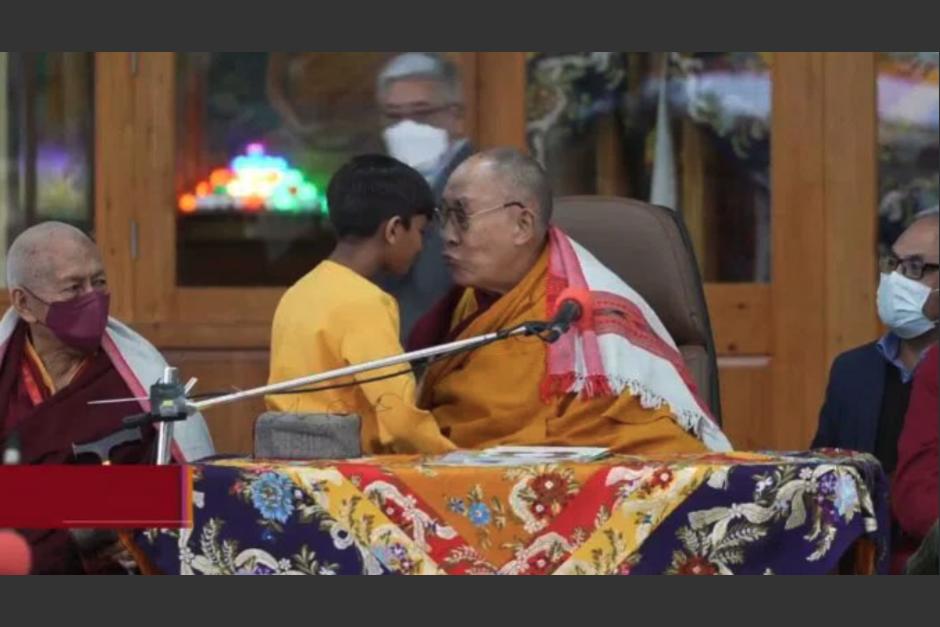 Los defensores de Su Santidad el 14&ordm; Dalai Lama afirman que el l&iacute;der budista estaba &ldquo;bromeando&rdquo;.&nbsp; (Foto: captura video)&nbsp;