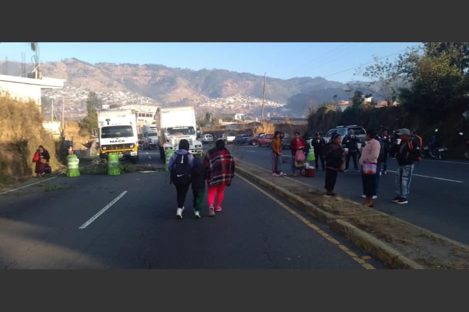 Pobladores bloquean el paso en esta importante ruta del pa&iacute;s.&nbsp; (Foto: Stereo100)&nbsp;