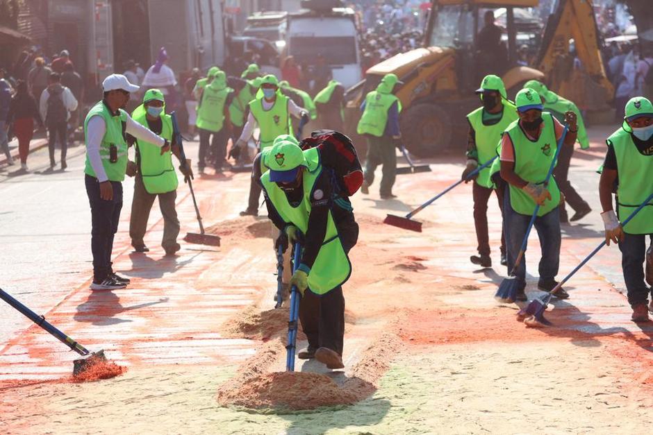 Empleados municipales llevaron a cabo la limpieza de la ciudad tras las actividades de Semana Santa. (Foto: MuniGuate)