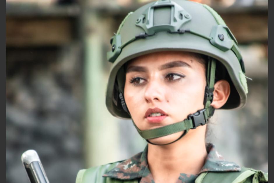 Las fotografías de una oficial del Ejército de Guatemala se volvieron virales en las redes sociales. (Foto: Gio Ramirez Foto)