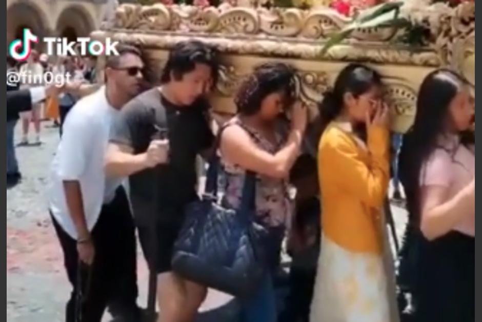 El joven asi&aacute;tico termin&oacute; cargando una procesi&oacute;n mientras disfrutaba de la Semana Santa en Guatemala. (Foto: captura de video)