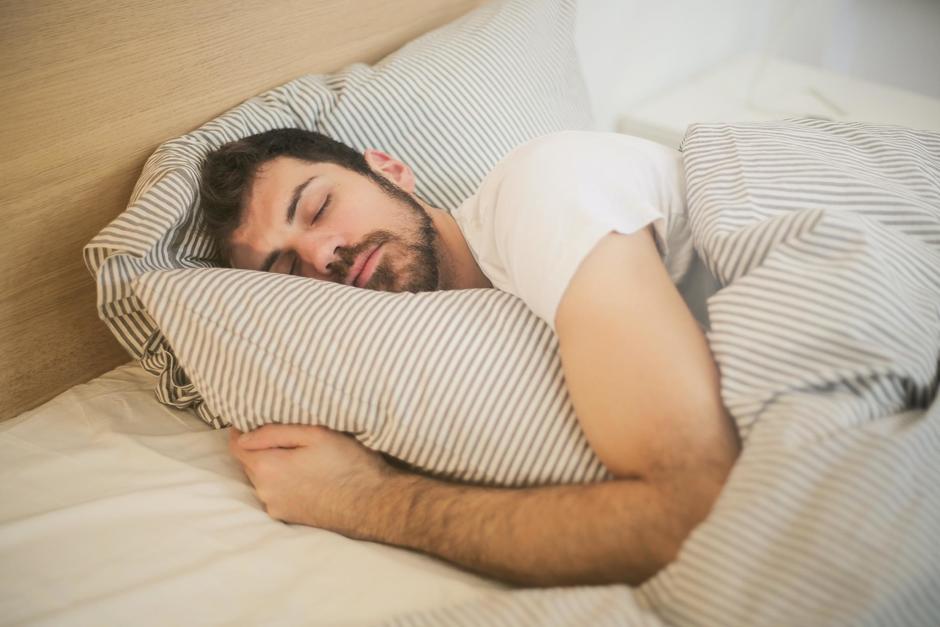 Dormir de lado izquierdo tiene más beneficios para la salud. (Foto: Pexels)&nbsp;